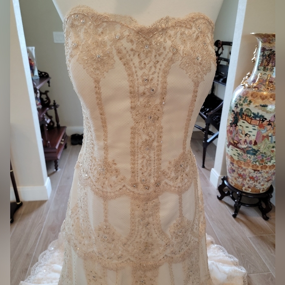 Stunning & Delicate Tiered Lace Eden Bridal Gown NWT - Picture 9 of 17